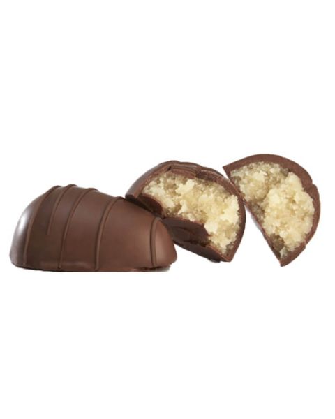 Œufs Cocoture en pâte d'amande, crème caramel avec rayures crème